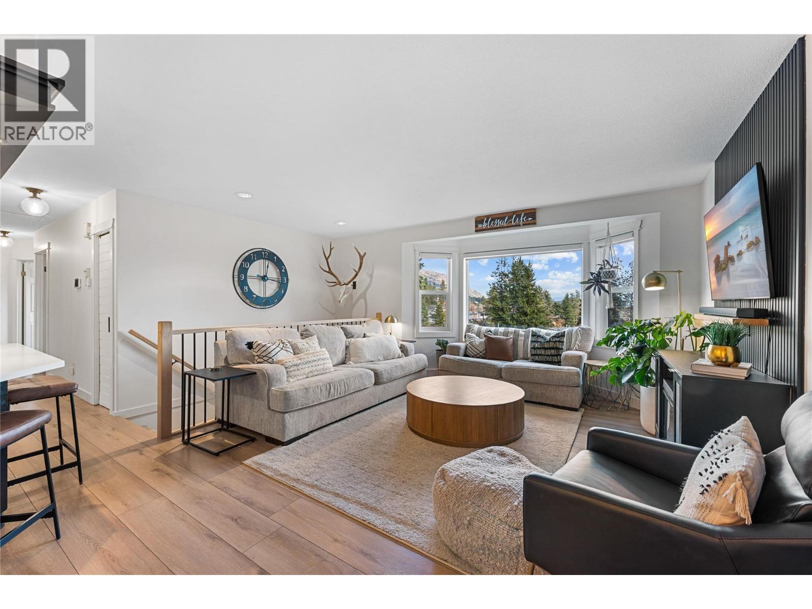 3380 Mciver Road, West Kelowna, BC - Indoor Photo Showing Living Room