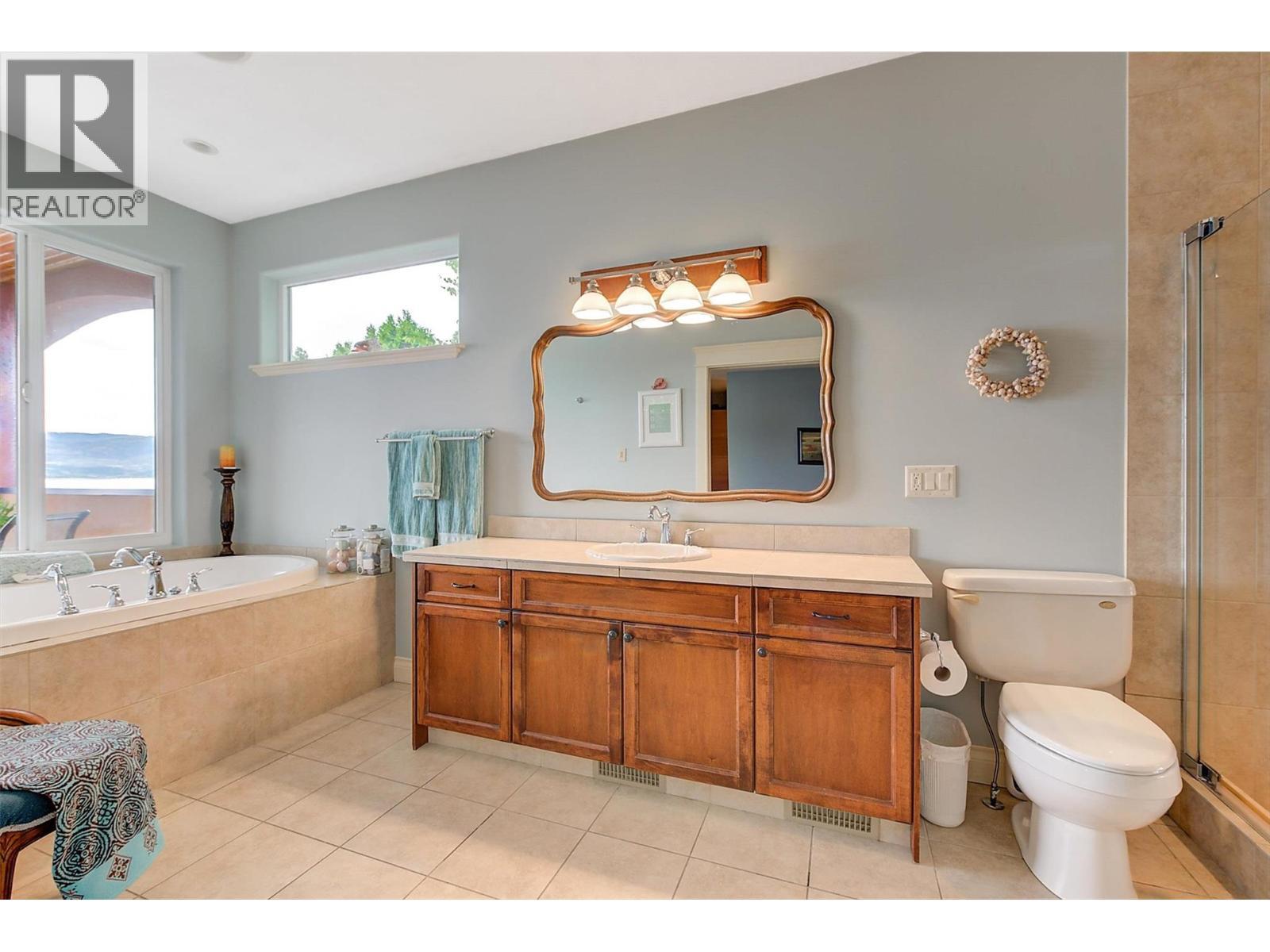primary ensuite - 683 Westside Road S, West Kelowna, BC - Indoor Photo Showing Bathroom