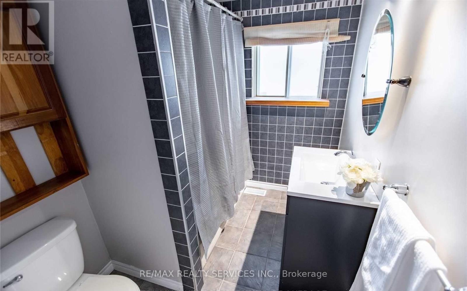 205 Glen Road, Kitchener, ON - Indoor Photo Showing Bathroom