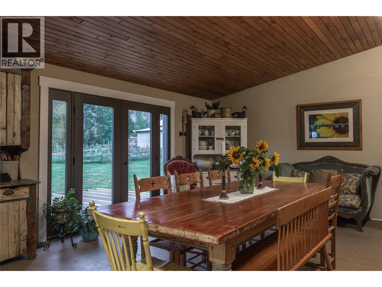 2523 Evans Road, Celista, BC - Indoor Photo Showing Dining Room