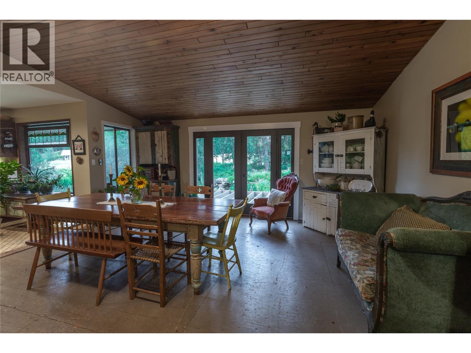 2523 Evans Road, Celista, BC - Indoor Photo Showing Dining Room