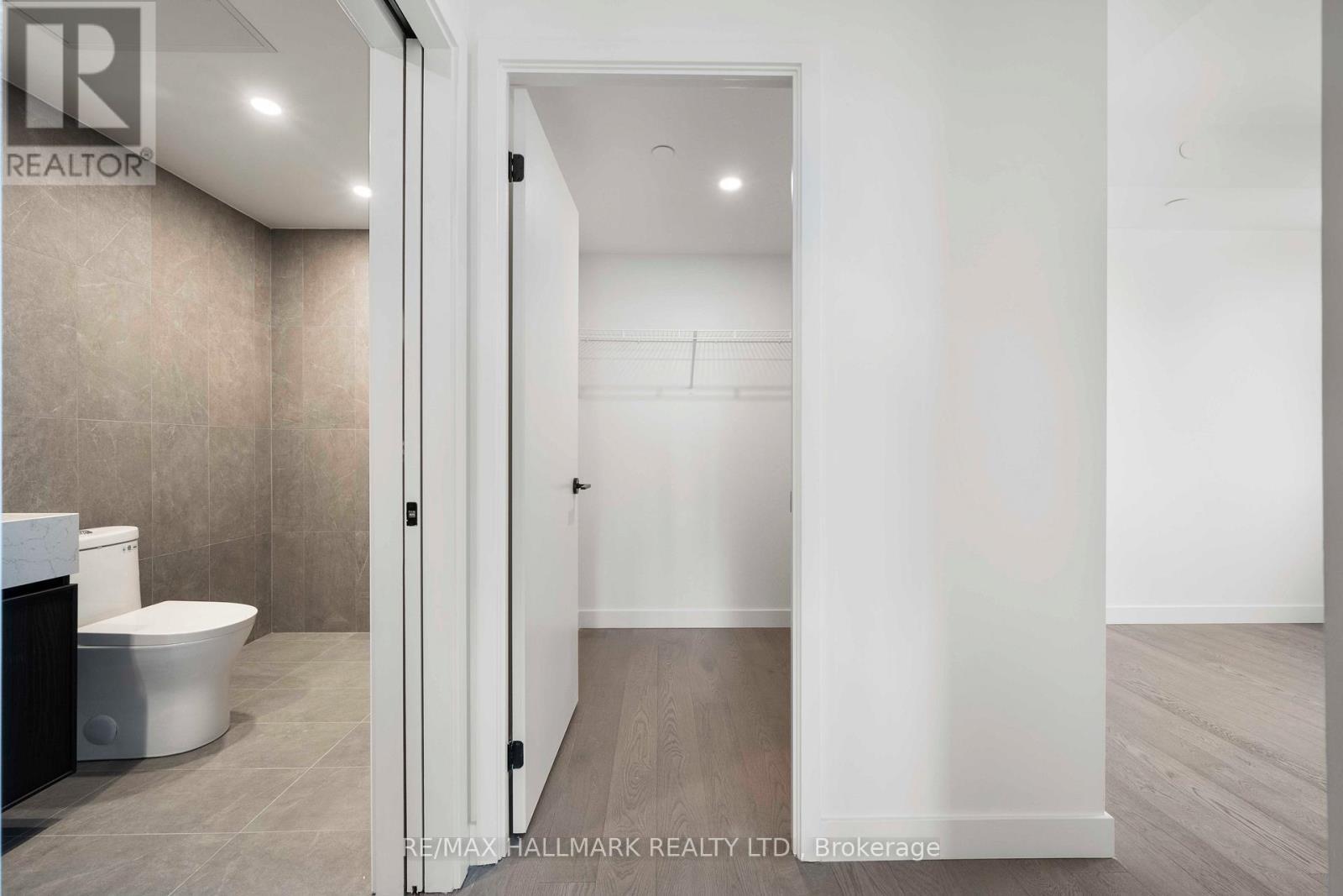 Primary walk-in closet - 1310 - 1050 Eastern Avenue, Toronto, ON - Indoor Photo Showing Bathroom