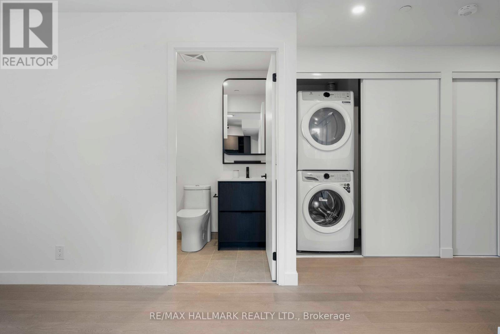 Main washroom and laundry - 1310 - 1050 Eastern Avenue, Toronto, ON - Indoor Photo Showing Laundry Room