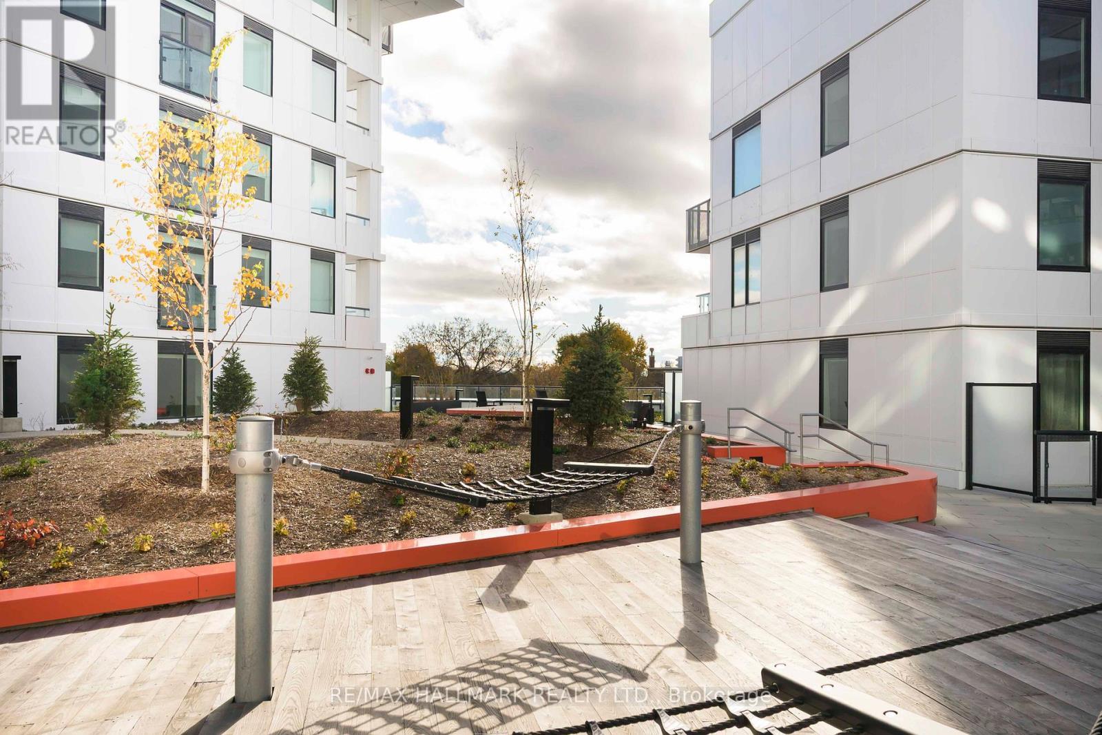 Courtyard with hammocks - 1310 - 1050 Eastern Avenue, Toronto, ON - Outdoor With Exterior