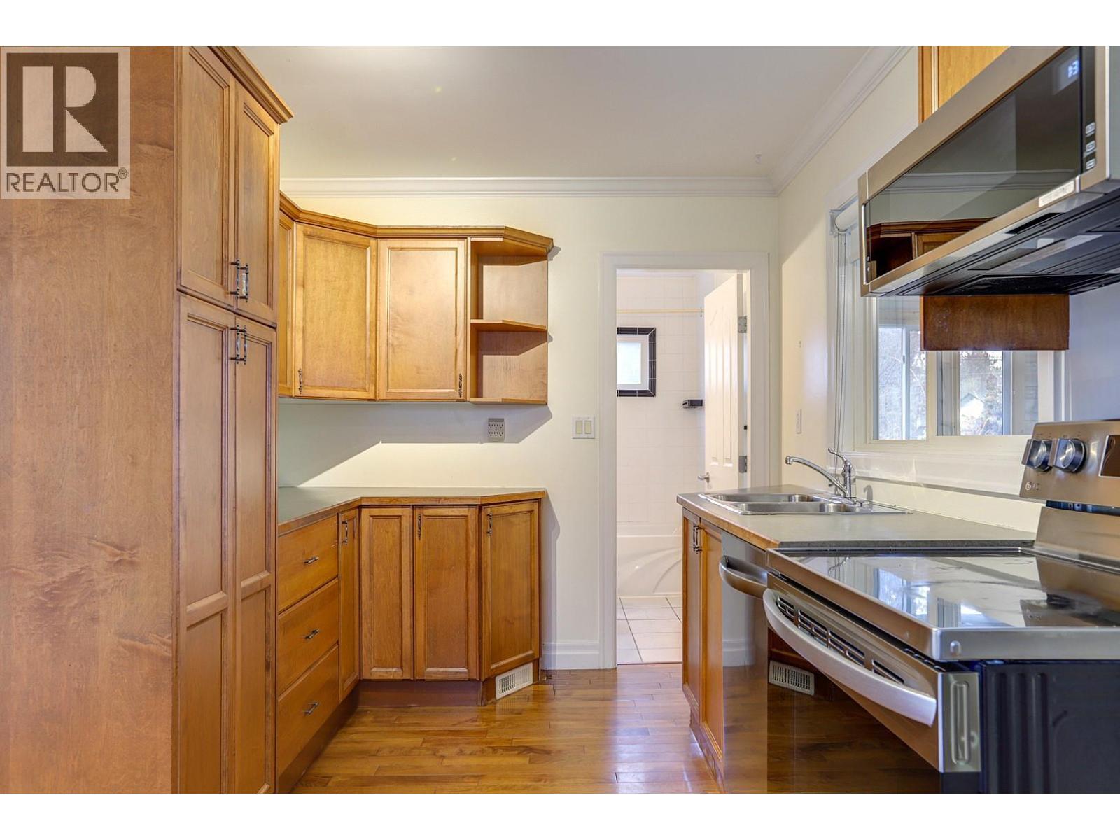 4005 24 Street, Vernon, BC - Indoor Photo Showing Kitchen With Double Sink