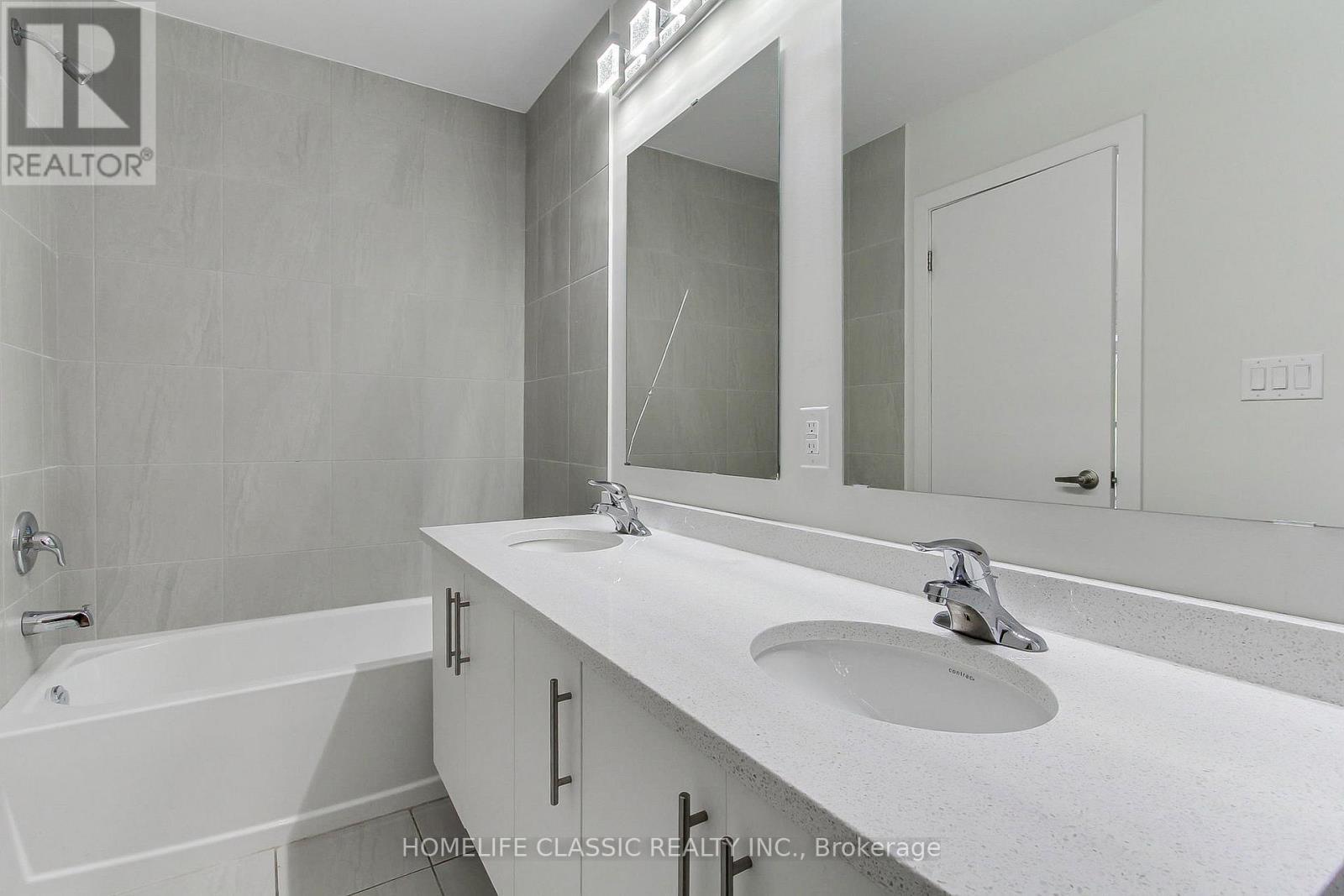 #1 - 590 North Service Road, Hamilton, ON - Indoor Photo Showing Bathroom