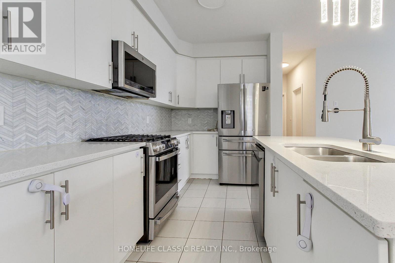 #1 - 590 North Service Road, Hamilton, ON - Indoor Photo Showing Kitchen With Double Sink With Upgraded Kitchen