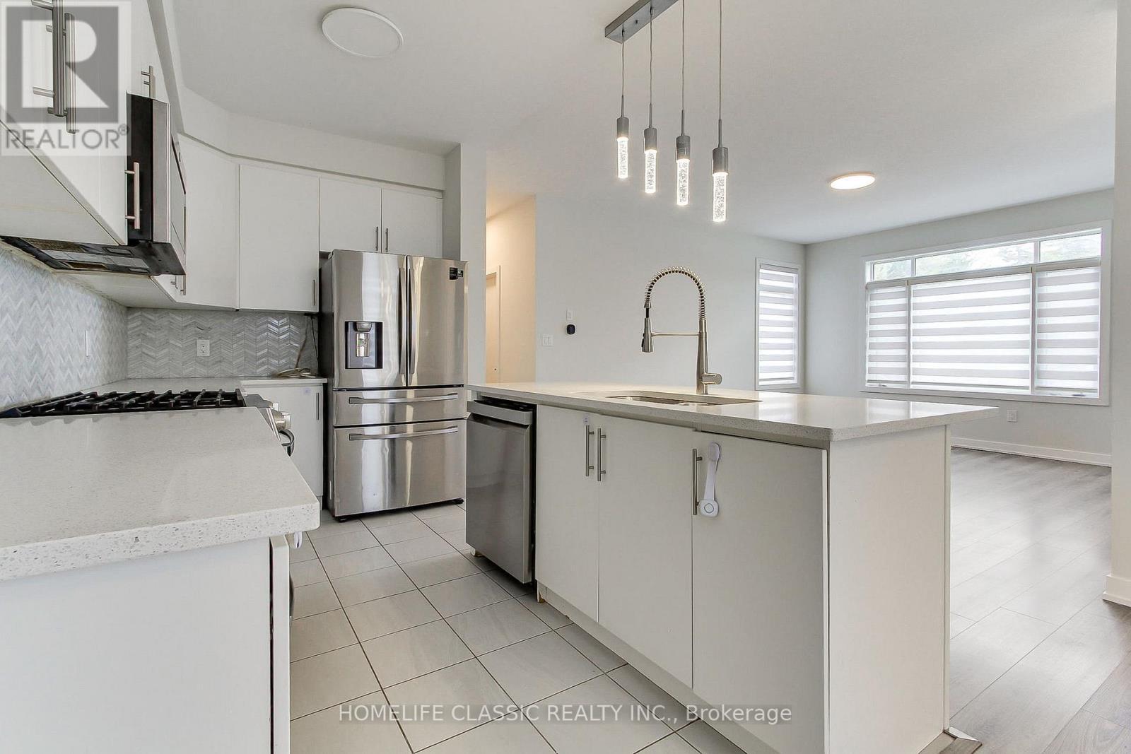 #1 - 590 North Service Road, Hamilton, ON - Indoor Photo Showing Kitchen With Upgraded Kitchen