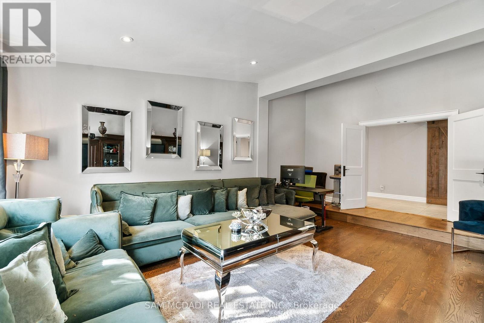 2552 Jarvis Street, Mississauga, ON - Indoor Photo Showing Living Room