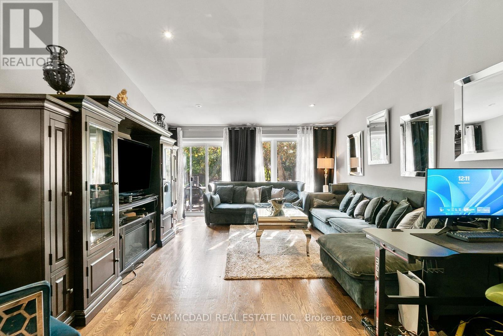 2552 Jarvis Street, Mississauga, ON - Indoor Photo Showing Living Room