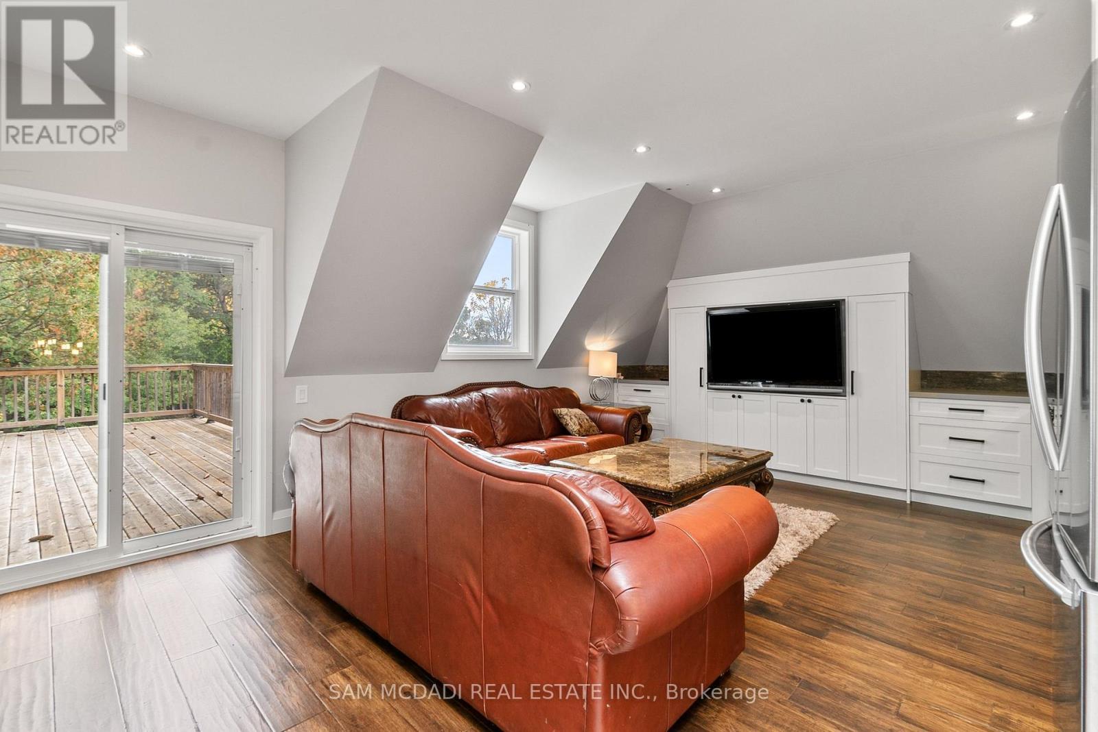 2552 Jarvis Street, Mississauga, ON - Indoor Photo Showing Living Room