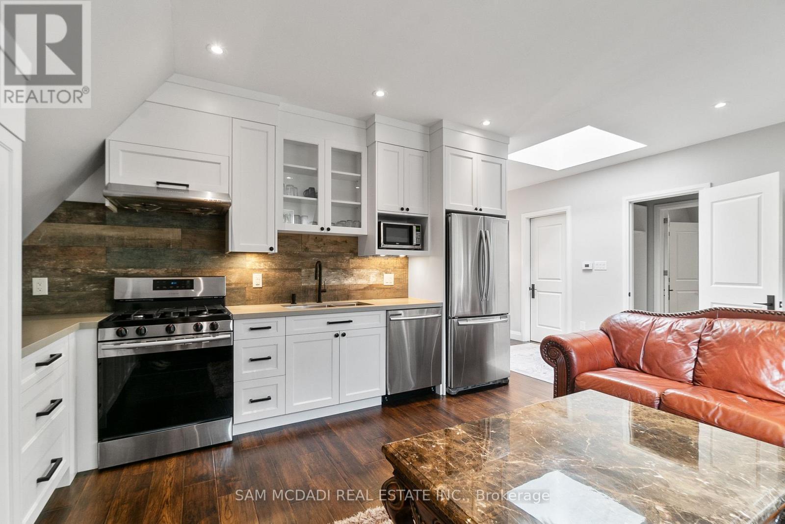 2552 Jarvis Street, Mississauga, ON - Indoor Photo Showing Kitchen With Upgraded Kitchen