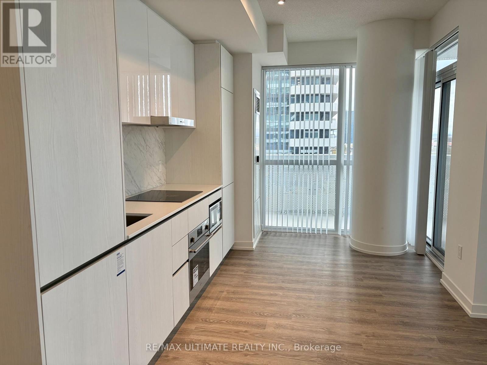 702 - 8 Interchange Way, Vaughan, ON - Indoor Photo Showing Kitchen
