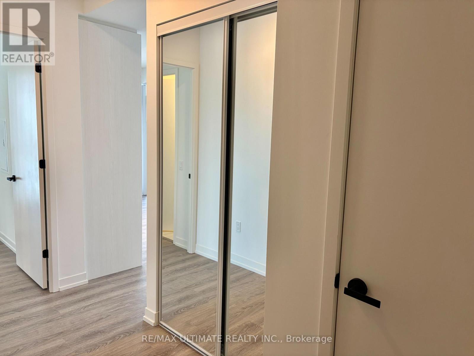 702 - 8 Interchange Way, Vaughan, ON - Indoor