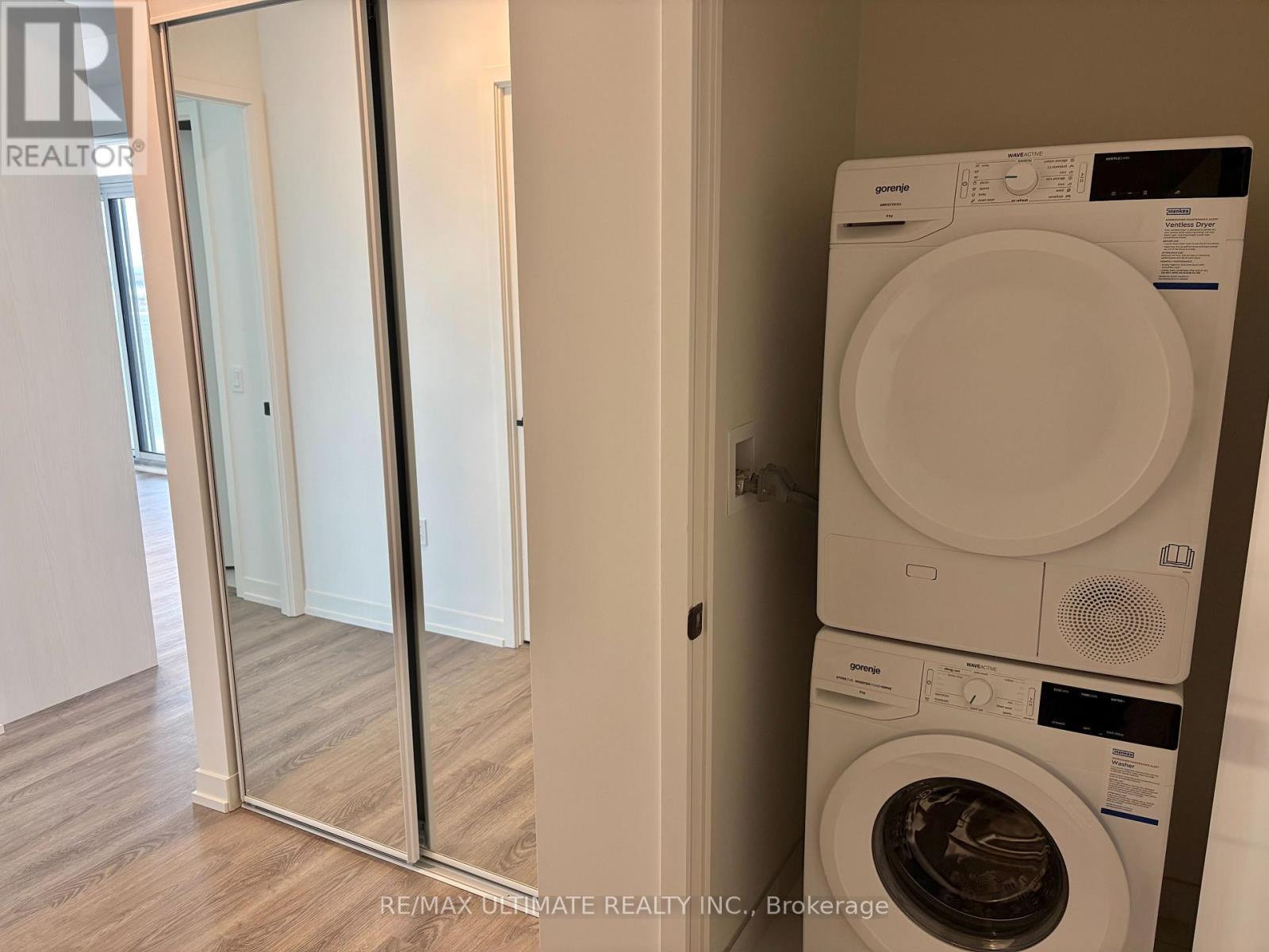 702 - 8 Interchange Way, Vaughan, ON - Indoor Photo Showing Laundry Room