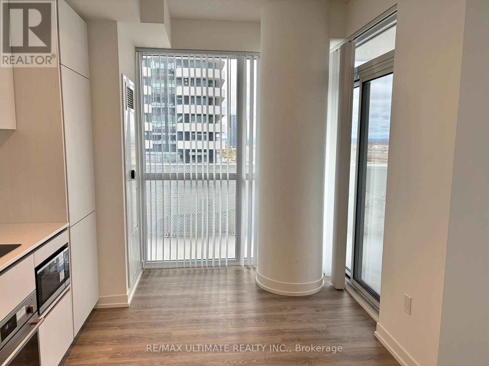 702 - 8 Interchange Way, Vaughan, ON - Indoor