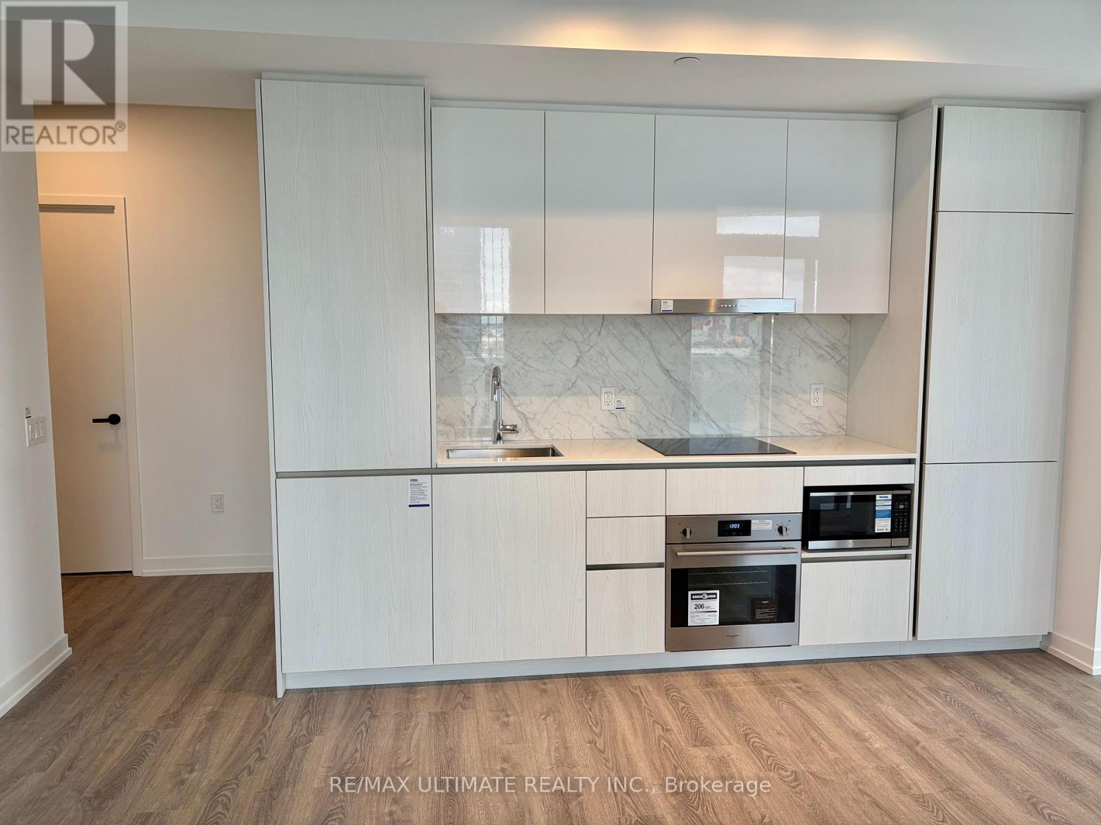 702 - 8 Interchange Way, Vaughan, ON - Indoor Photo Showing Kitchen