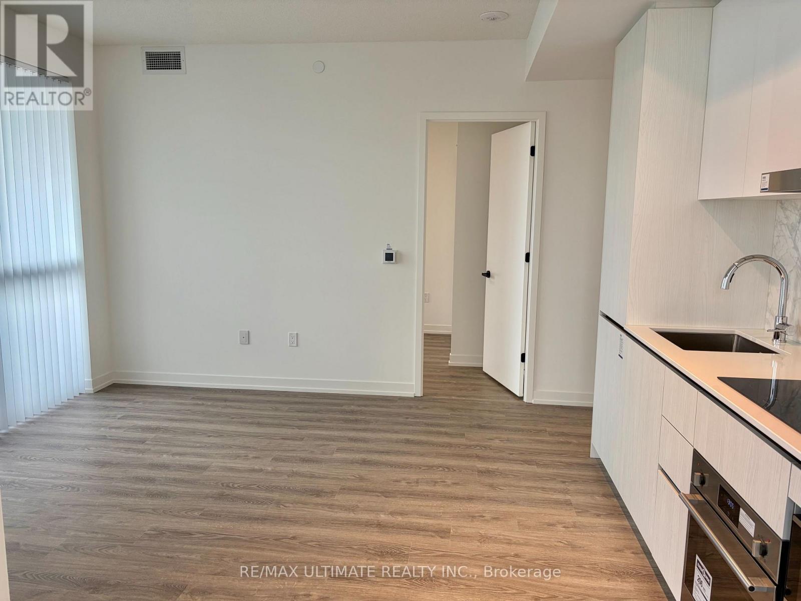 702 - 8 Interchange Way, Vaughan, ON - Indoor Photo Showing Kitchen