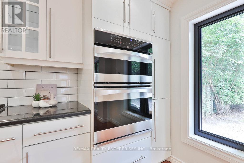 1389 Milton Avenue, Mississauga, ON - Indoor Photo Showing Kitchen