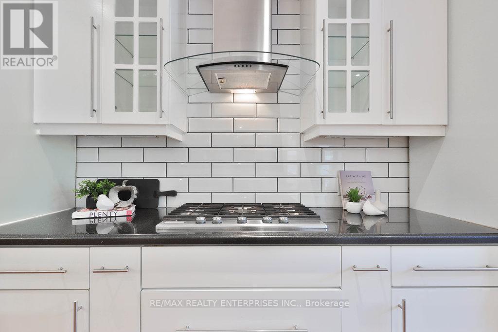 1389 Milton Avenue, Mississauga, ON - Indoor Photo Showing Kitchen