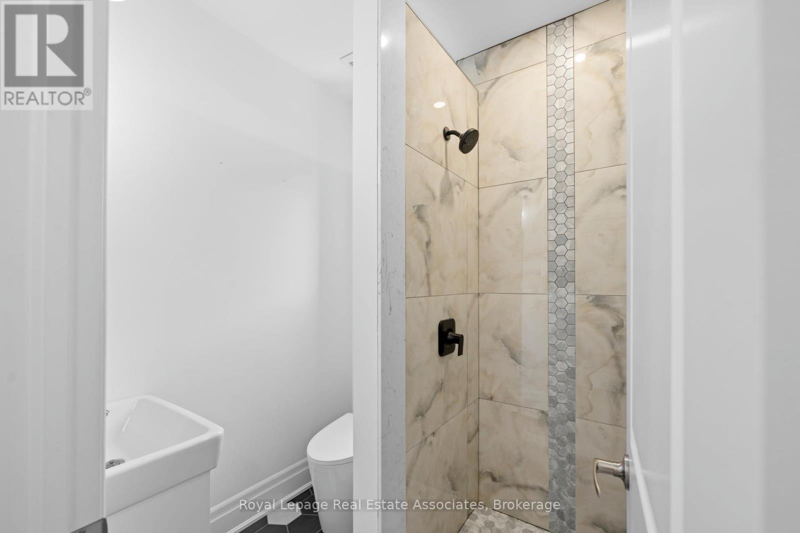 #A - 153 Bay Street N, Hamilton, ON - Indoor Photo Showing Bathroom