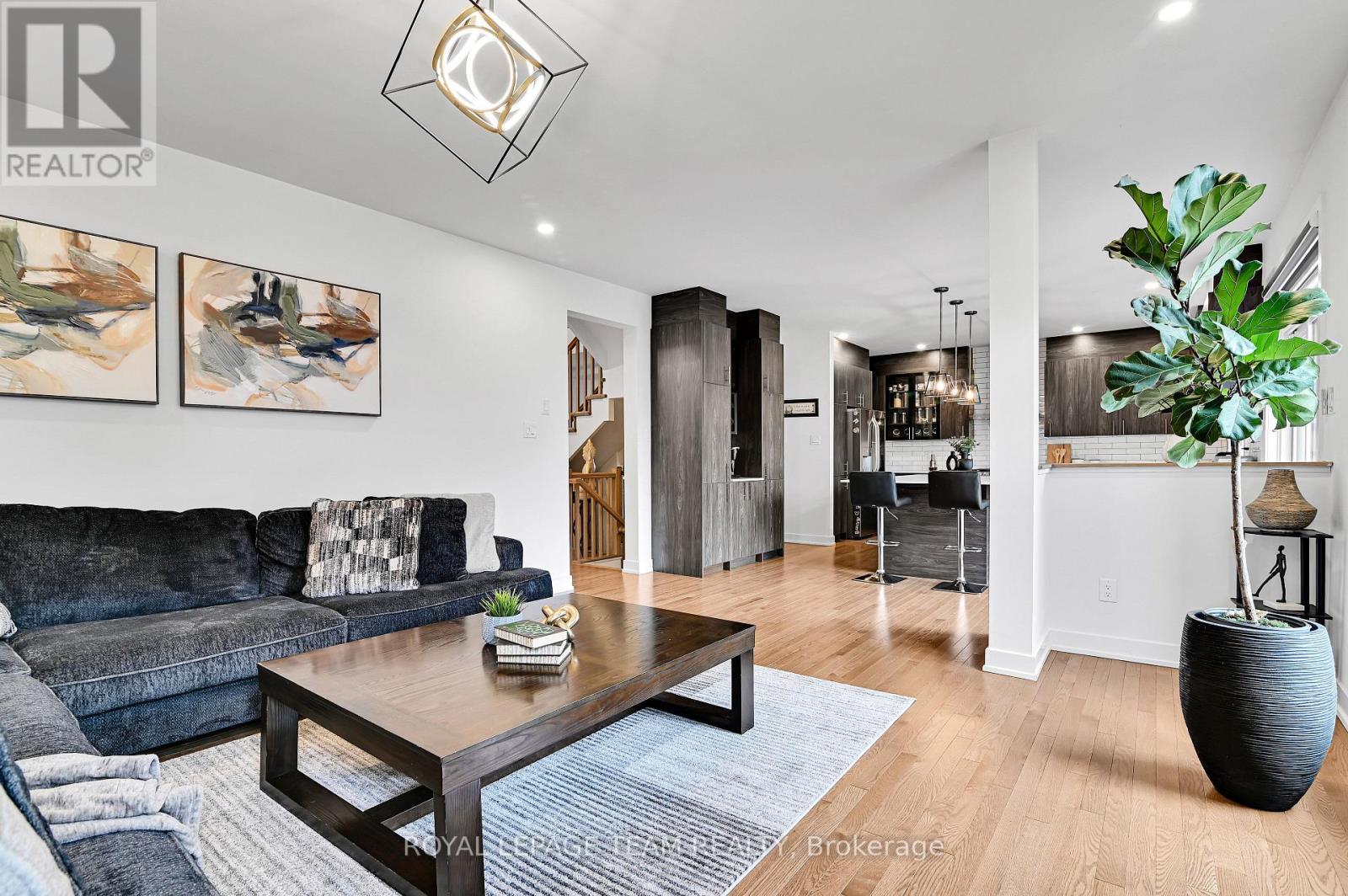 202 Zinnia Way, Ottawa, ON - Indoor Photo Showing Living Room