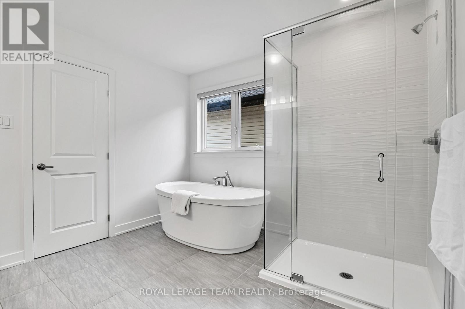 202 Zinnia Way, Ottawa, ON - Indoor Photo Showing Bathroom