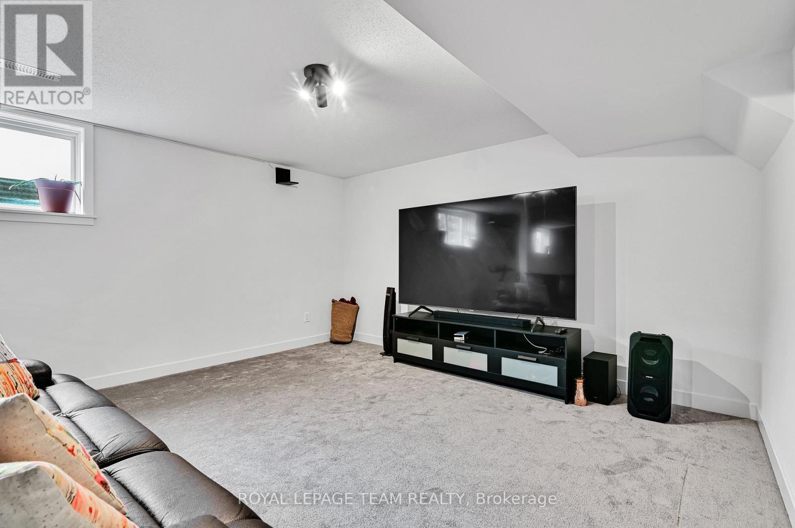 202 Zinnia Way, Ottawa, ON - Indoor Photo Showing Living Room
