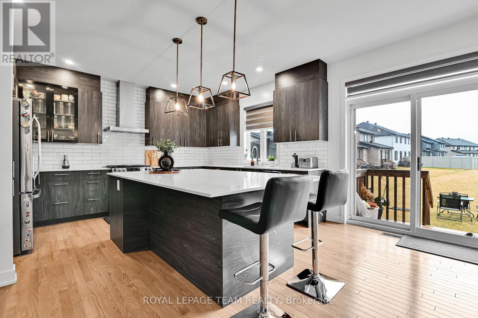 202 Zinnia Way, Ottawa, ON - Indoor Photo Showing Kitchen With Upgraded Kitchen