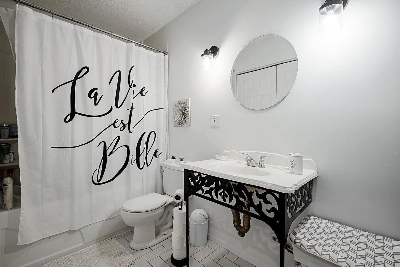 Bathroom - 201-111 Av. Hochar, Saint-Sauveur, QC - Indoor Photo Showing Bathroom