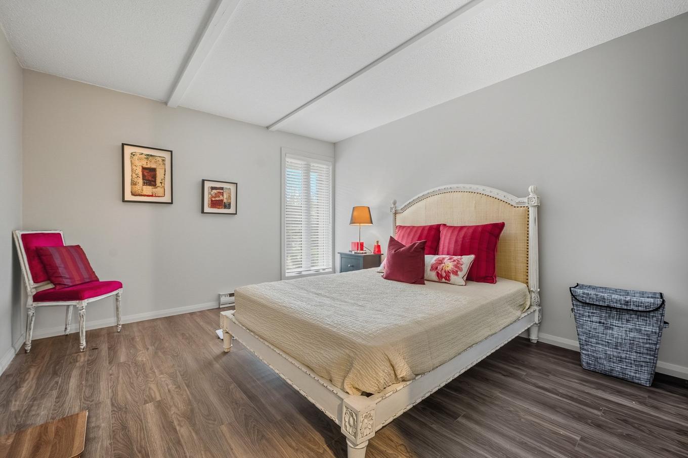 Bedroom - 201-111 Av. Hochar, Saint-Sauveur, QC - Indoor Photo Showing Bedroom