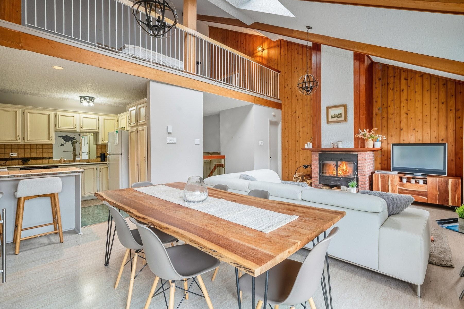 Dining Room - 201-111 Av. Hochar, Saint-Sauveur, QC - Indoor With Fireplace