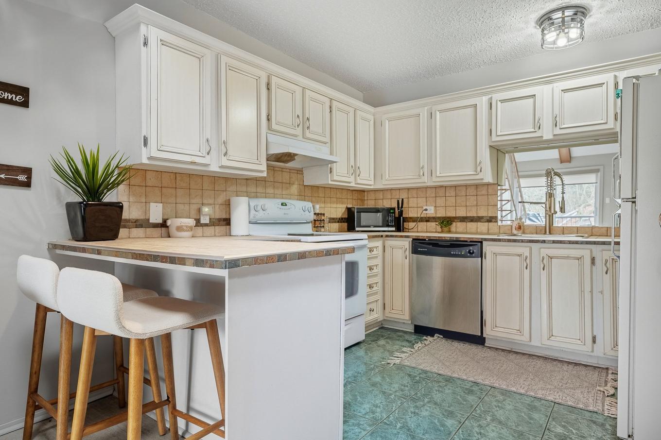 Kitchen - 201-111 Av. Hochar, Saint-Sauveur, QC - Indoor Photo Showing Kitchen