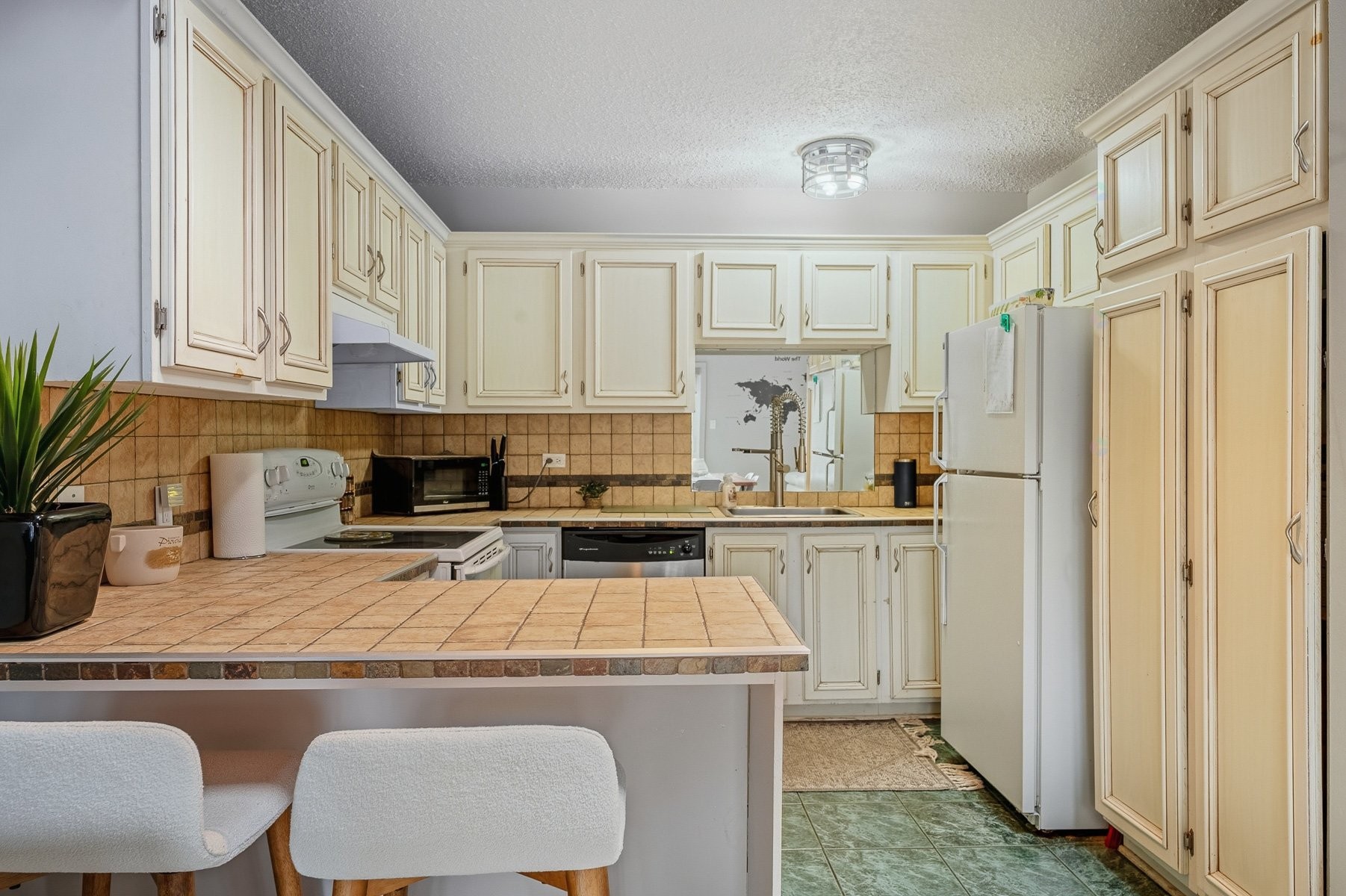 Kitchen - 201-111 Av. Hochar, Saint-Sauveur, QC - Indoor Photo Showing Kitchen