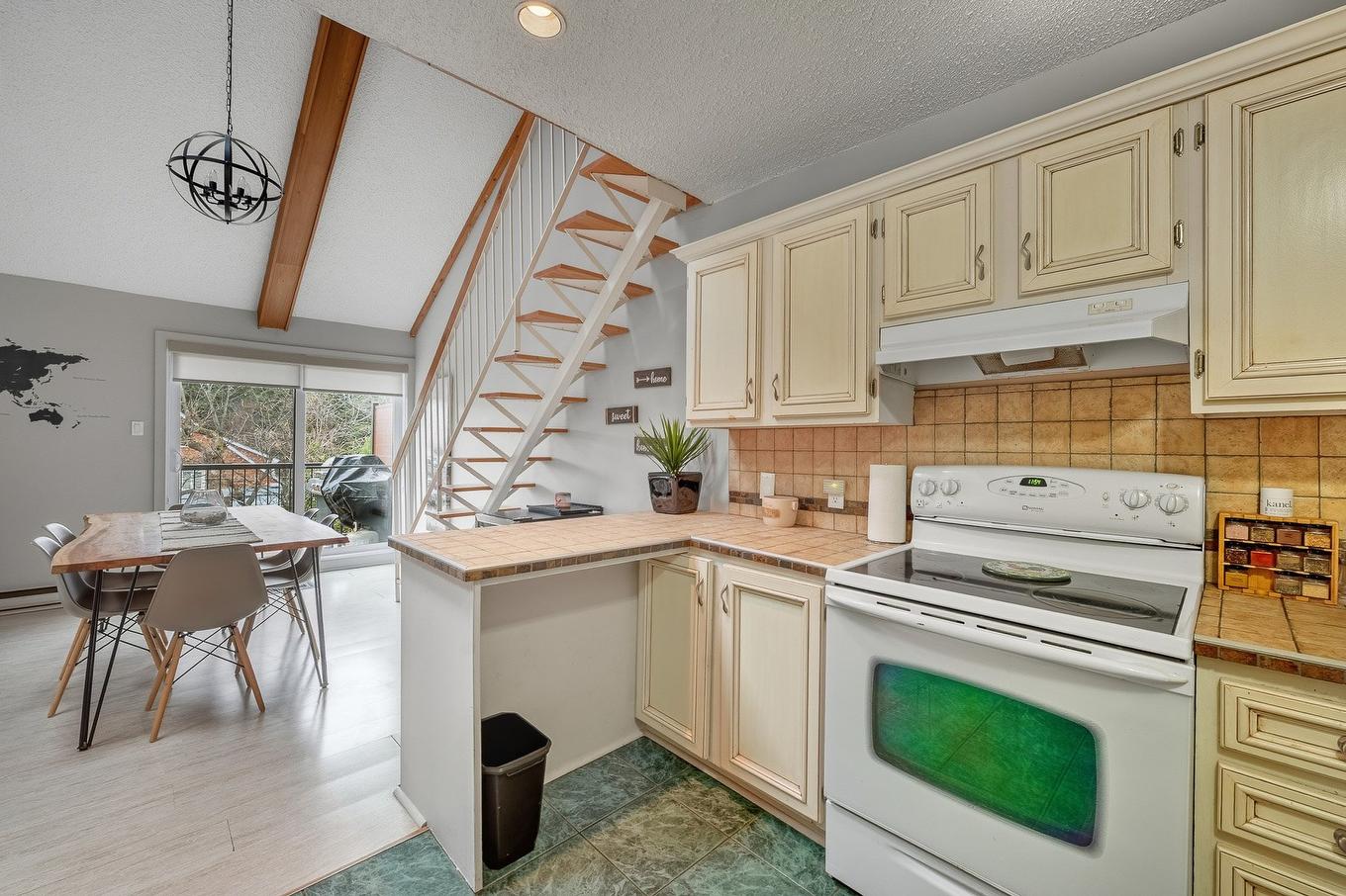Kitchen - 201-111 Av. Hochar, Saint-Sauveur, QC - Indoor Photo Showing Kitchen