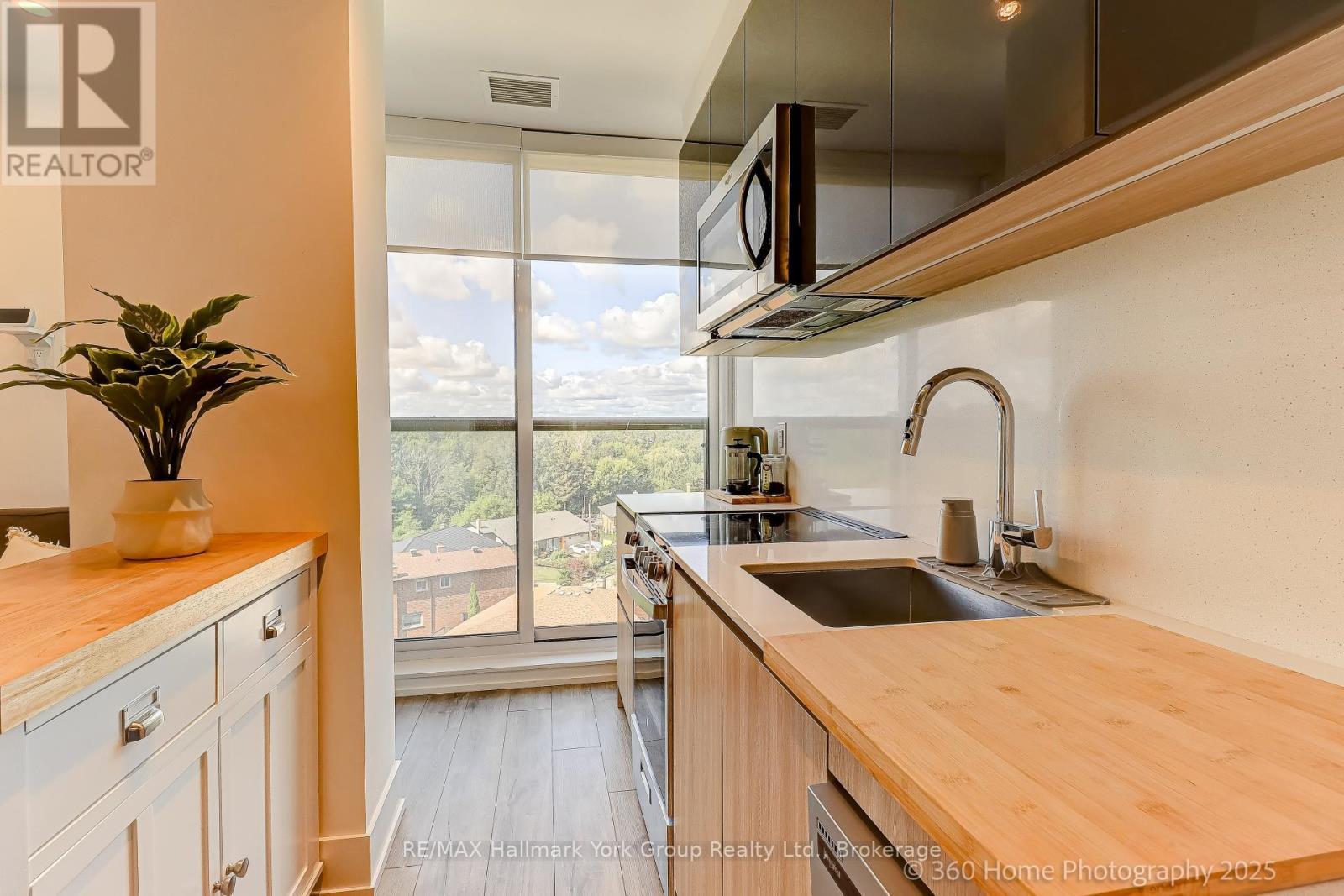 534 - 3100 Keele Street, Toronto (Downsview-Roding-Cfb), ON - Indoor Photo Showing Kitchen