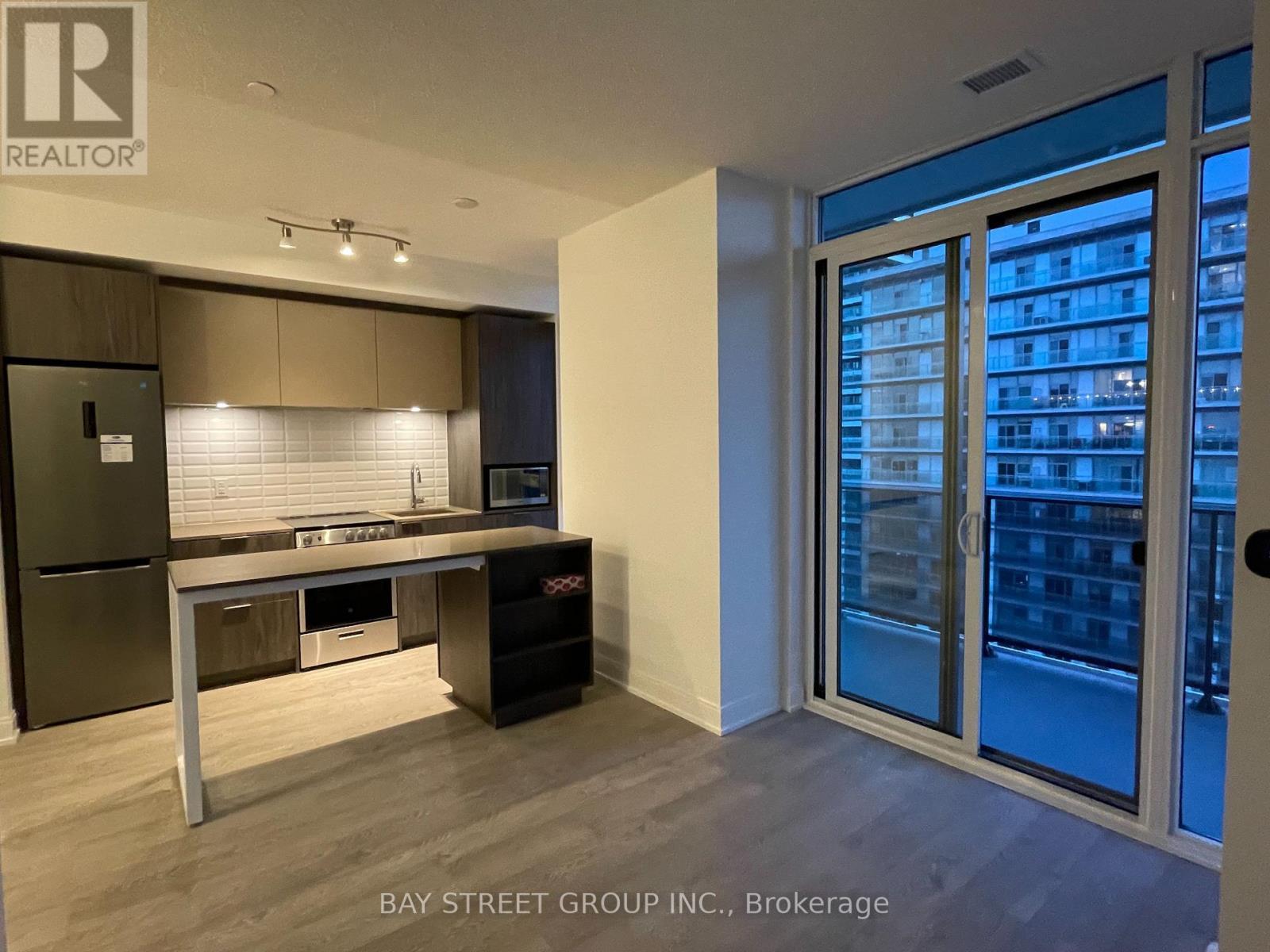 3807 - 70 Annie Craig Drive, Toronto, ON - Indoor Photo Showing Kitchen