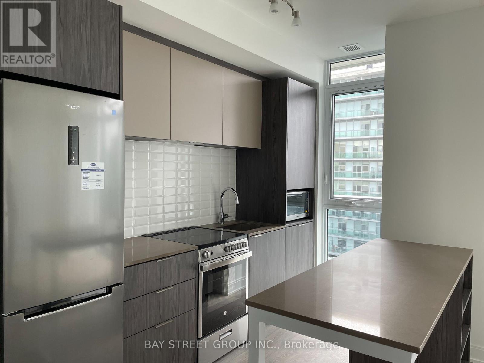 3807 - 70 Annie Craig Drive, Toronto, ON - Indoor Photo Showing Kitchen