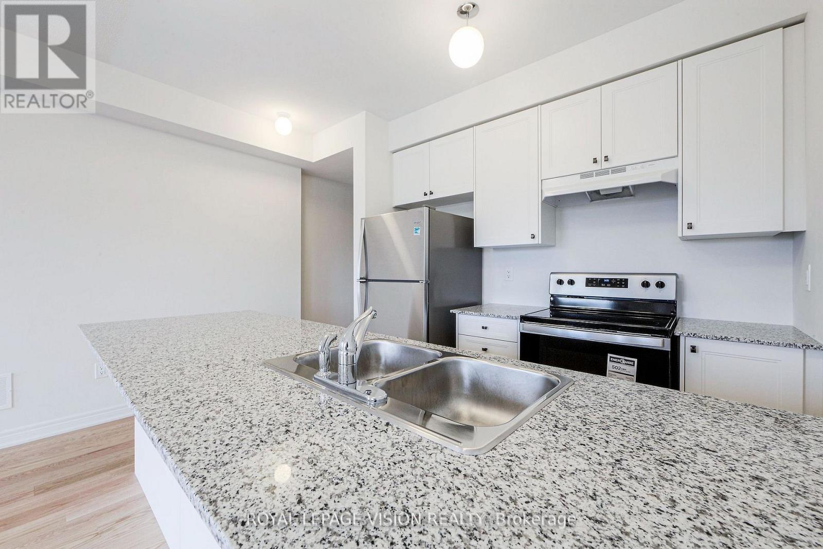 426 Salem Road S, Ajax, ON - Indoor Photo Showing Kitchen With Double Sink
