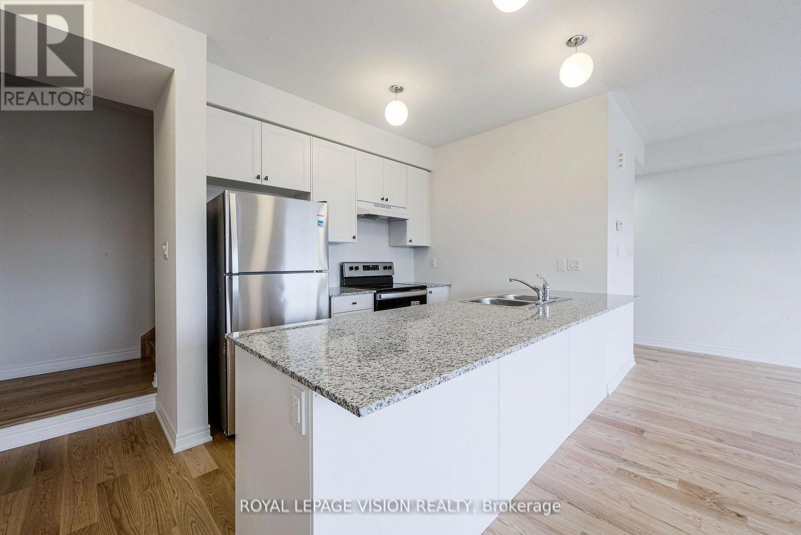 426 Salem Road S, Ajax, ON - Indoor Photo Showing Kitchen With Double Sink With Upgraded Kitchen