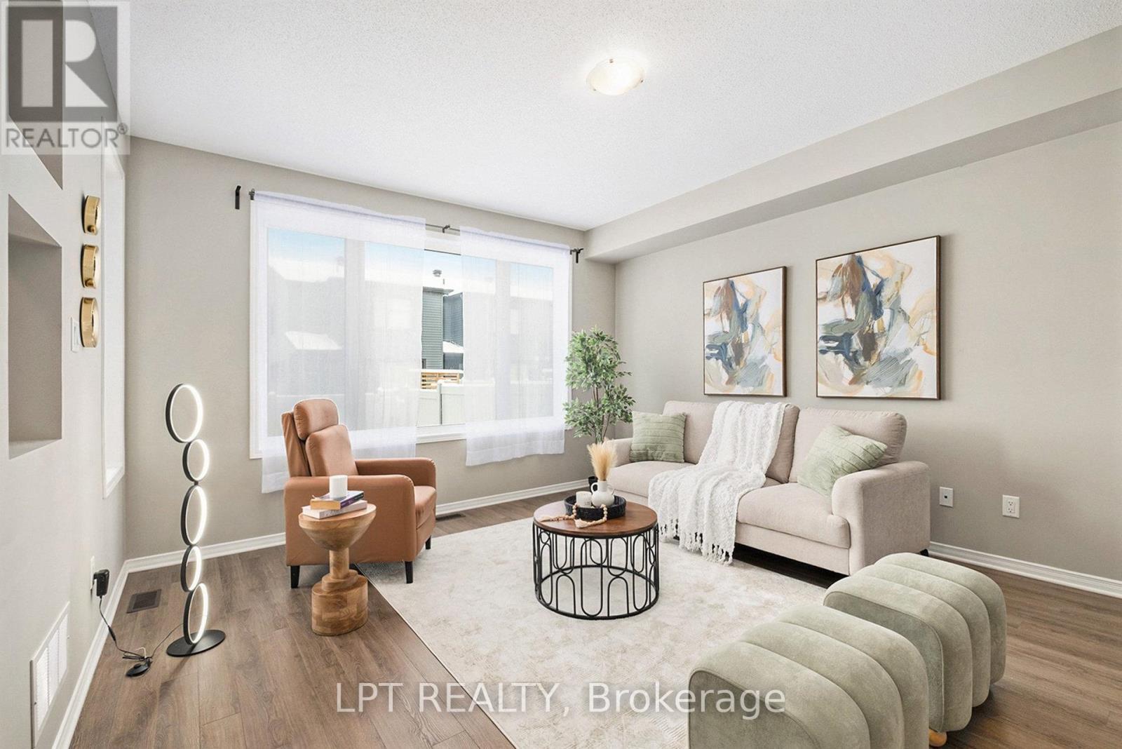 381 Cope Drive, Ottawa, ON - Indoor Photo Showing Living Room