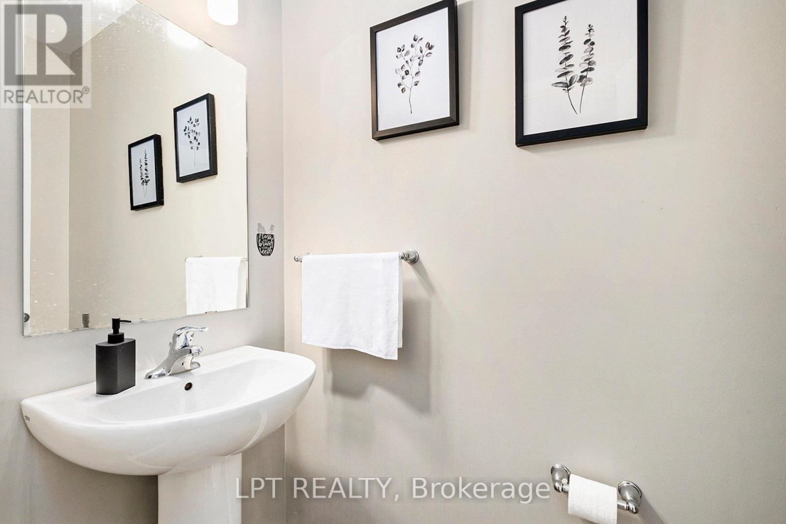 381 Cope Drive, Ottawa, ON - Indoor Photo Showing Bathroom