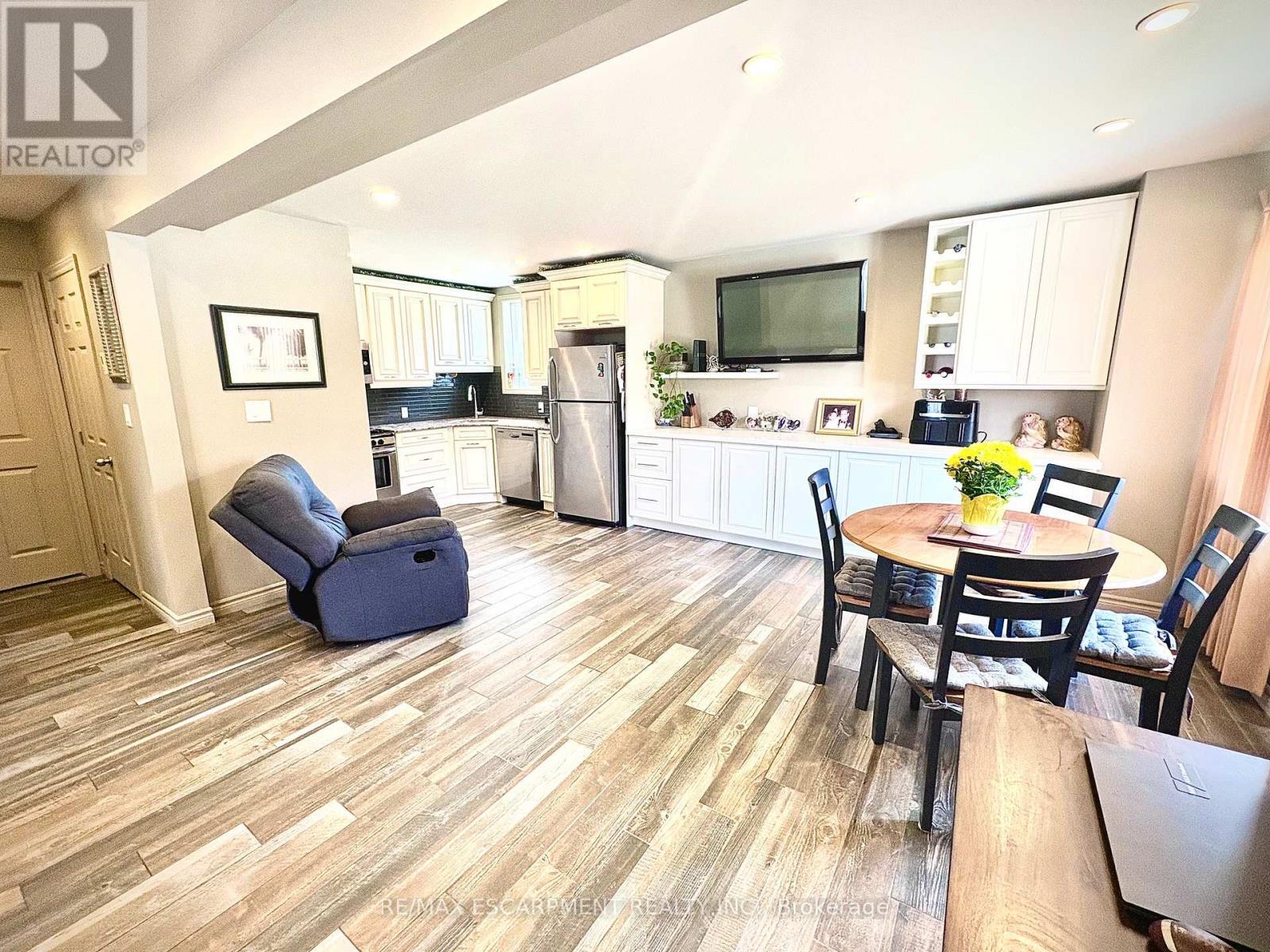 199 Kimberly Drive, Hamilton, ON - Indoor Photo Showing Dining Room