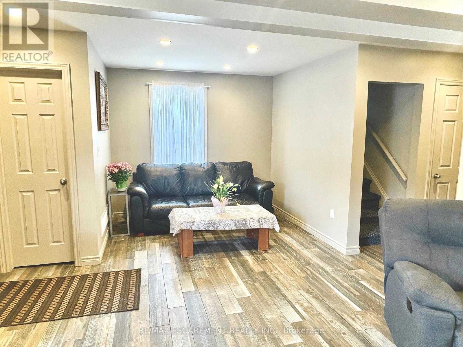 199 Kimberly Drive, Hamilton, ON - Indoor Photo Showing Living Room