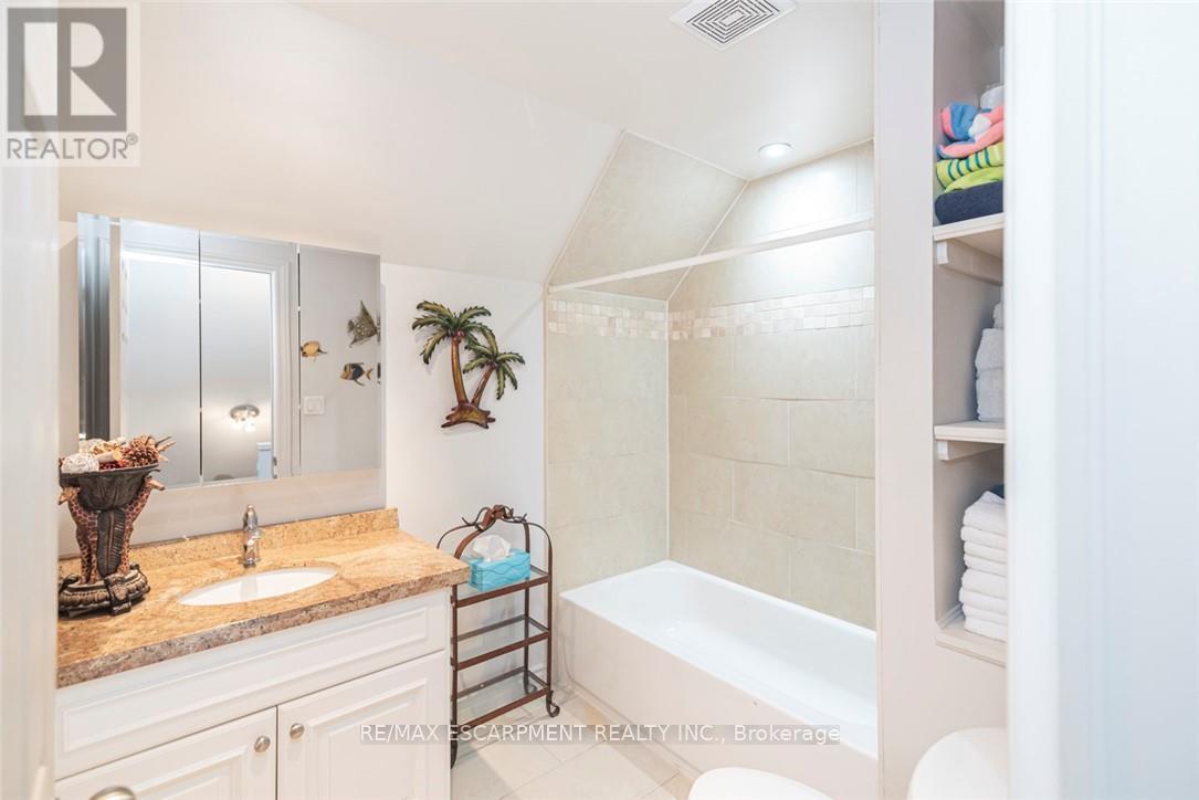 199 Kimberly Drive, Hamilton, ON - Indoor Photo Showing Bathroom