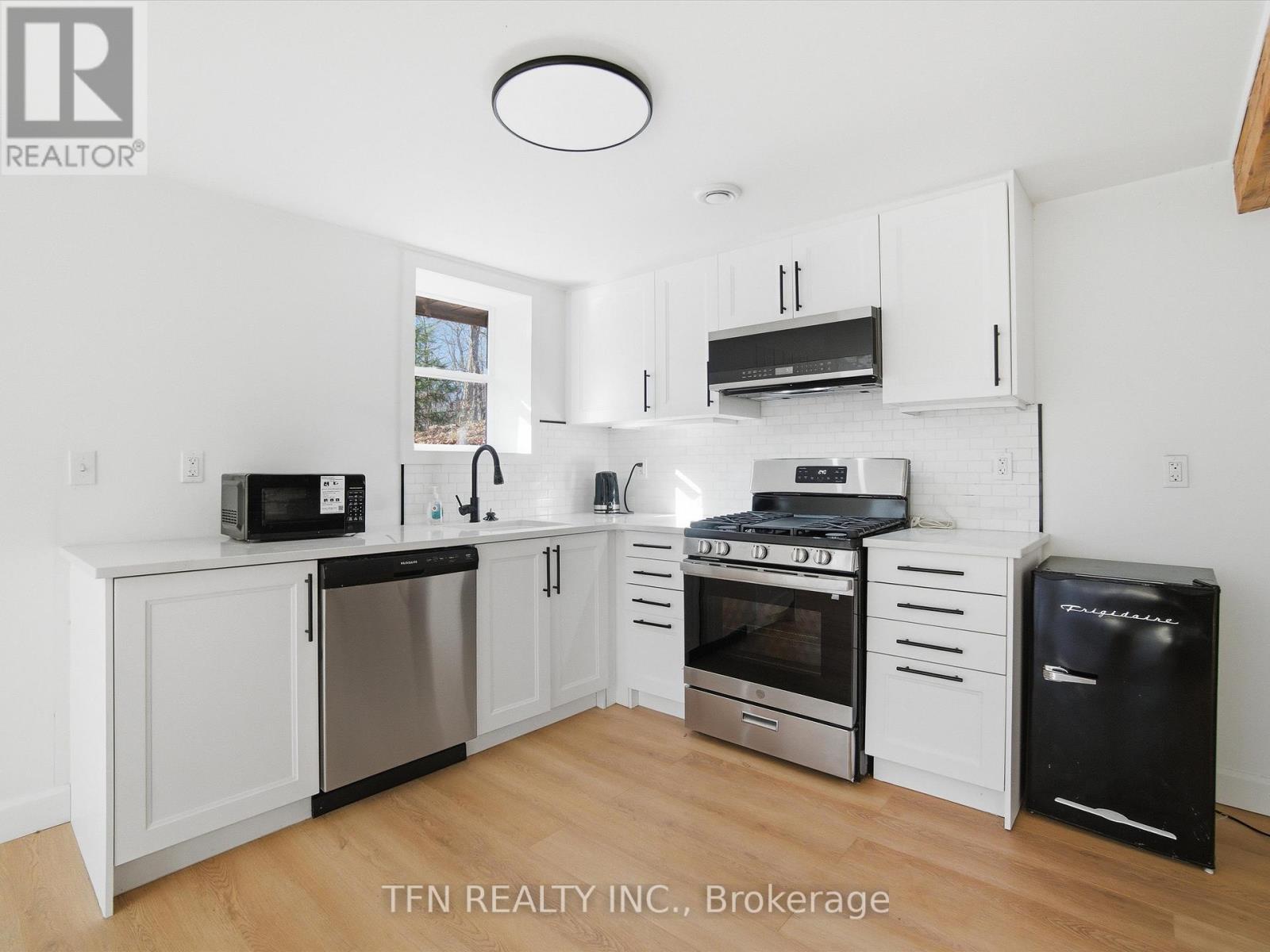 657 Relative Road, Armour, ON - Indoor Photo Showing Kitchen