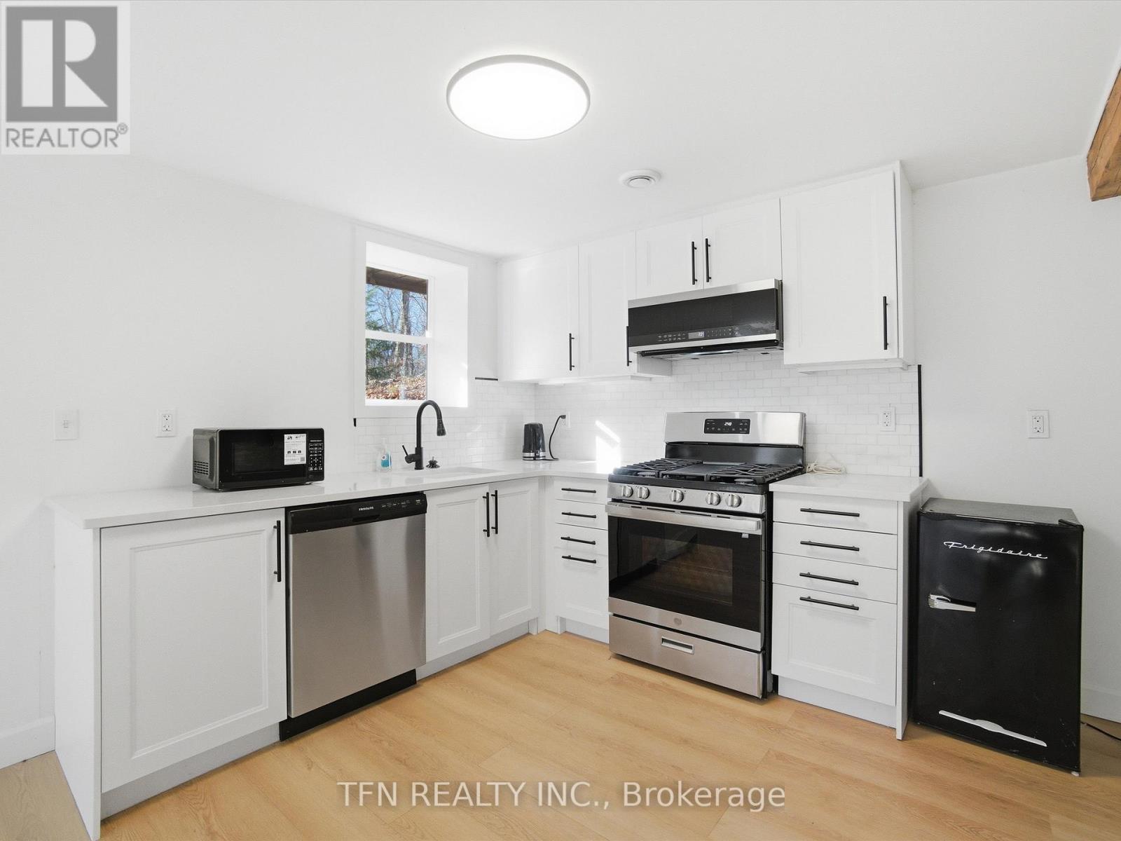 657 Relative Road, Armour, ON - Indoor Photo Showing Kitchen