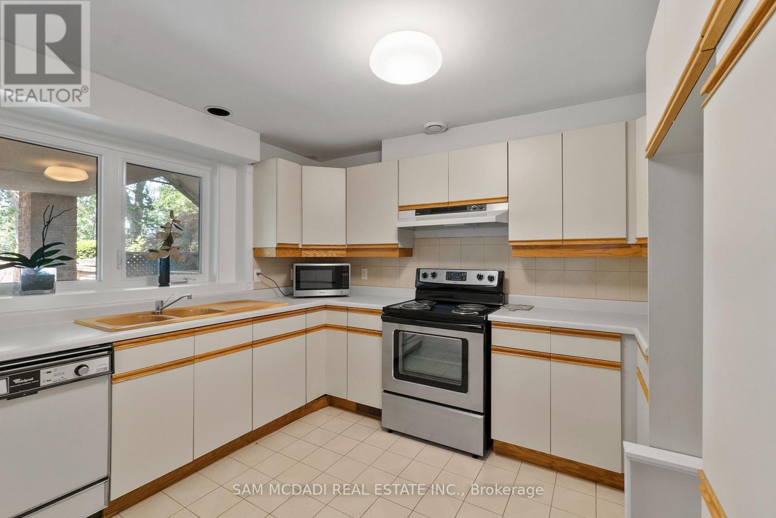 2235 Shawanaga Trail, Mississauga, ON - Indoor Photo Showing Kitchen With Double Sink