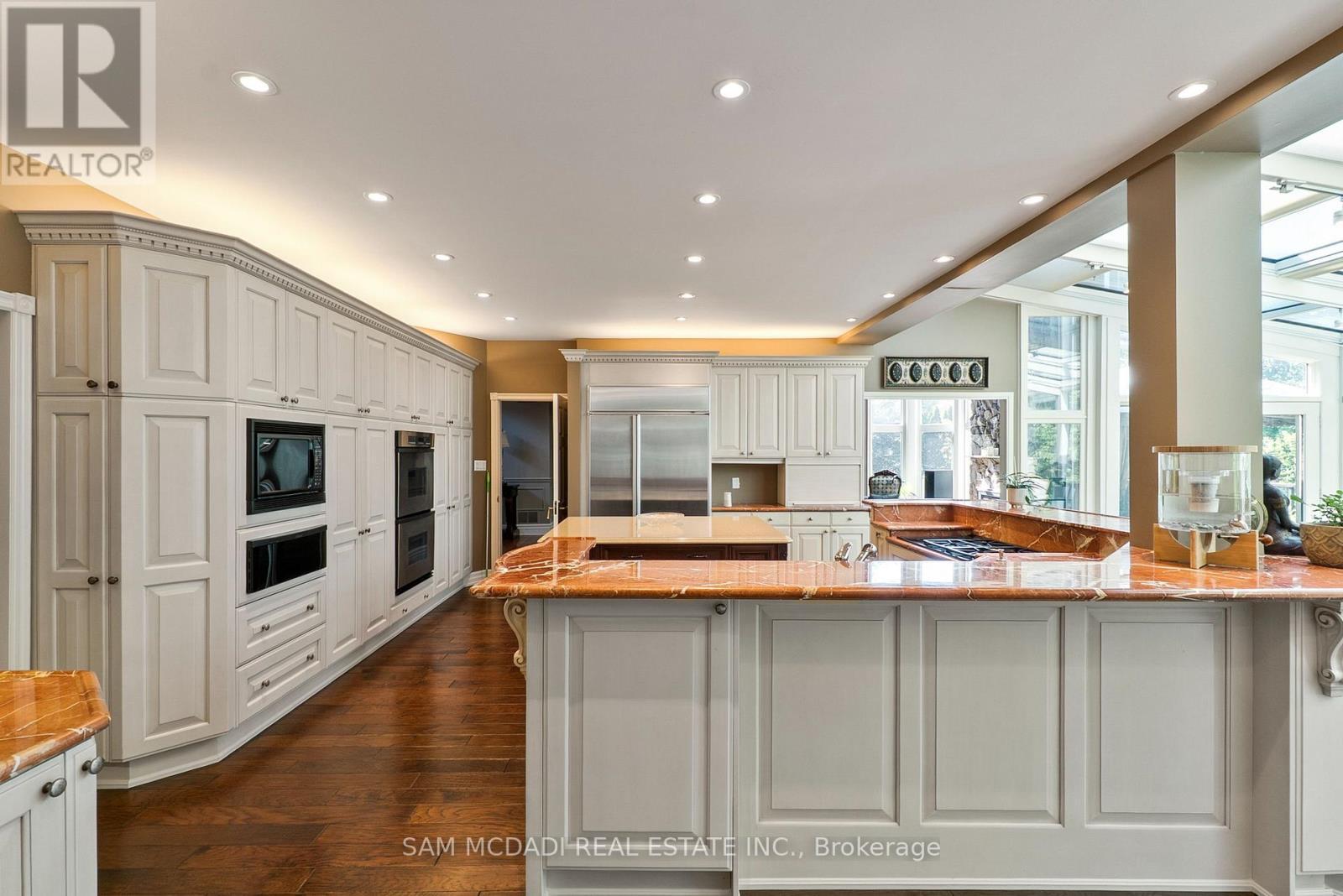 2235 Shawanaga Trail, Mississauga, ON - Indoor Photo Showing Kitchen With Upgraded Kitchen