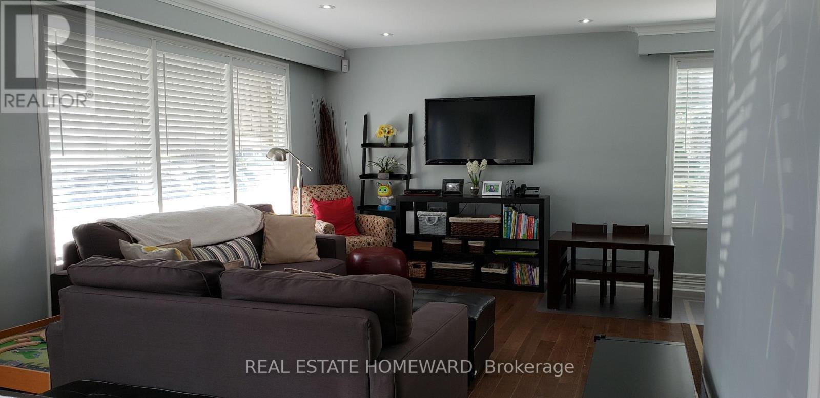 4 Moorecroft Crescent, Toronto, ON - Indoor Photo Showing Living Room